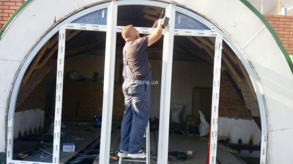 окна rehau арка