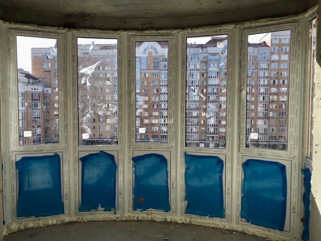 эркерный балкон rehau