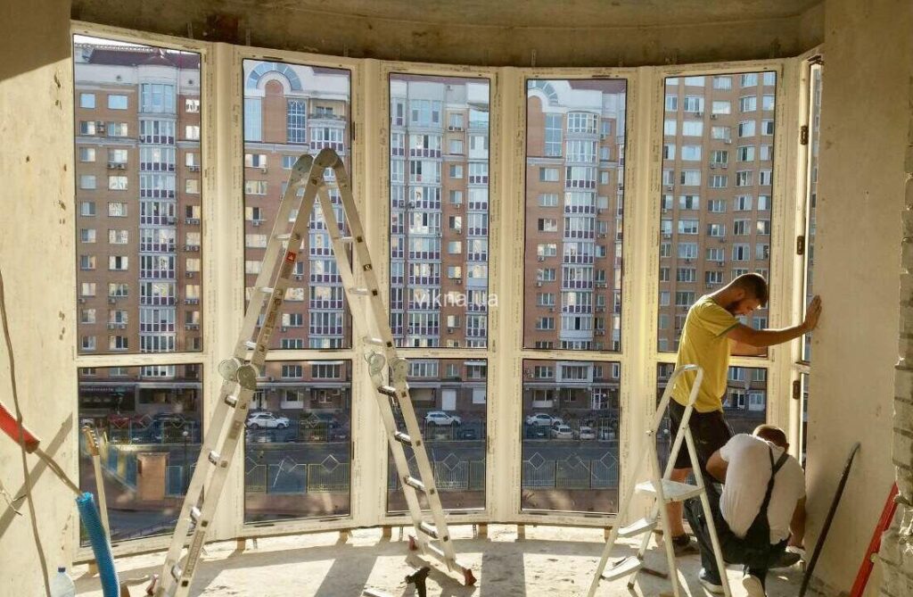 эркерный балкон rehau