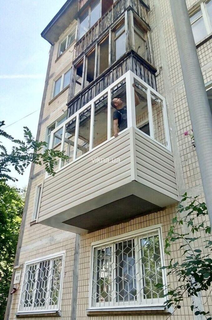 балкон с выносом и окнами brokelman