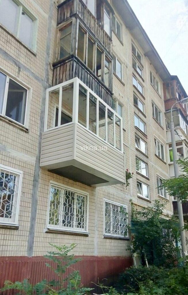 балкон с выносом и окнами brokelman