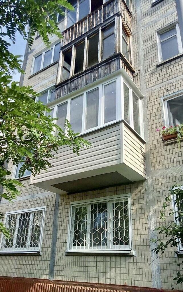 балкон с выносом и окнами brokelman