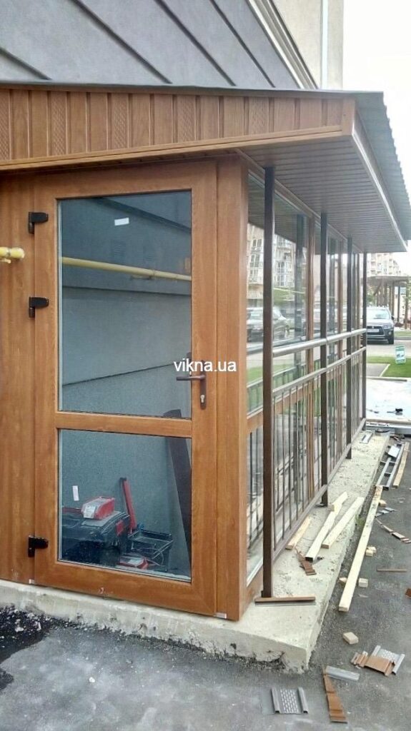 тамбур пристройка ка магазину из металлопластиковых окон