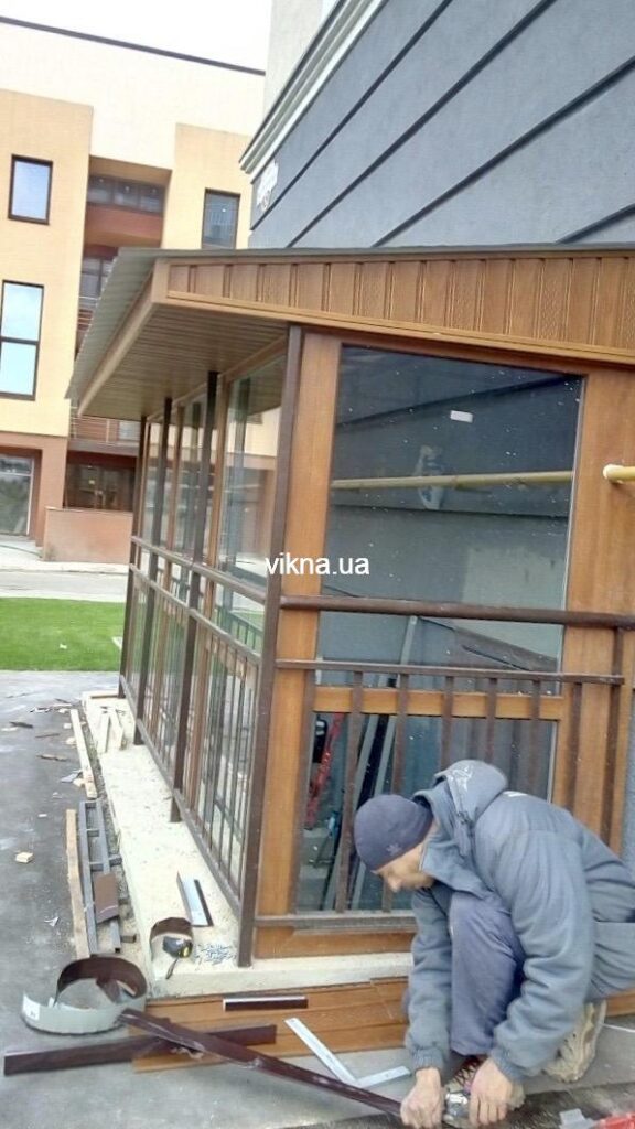 тамбур пристройка ка магазину из металлопластиковых окон